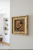 Doğal Taş Üzerine Vav Harfli Şık Tablo – 20x20 cm Dekoratif İslami Hediyelik - 1