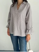 Arkası Asimetrik Yırtmaç Kesim Detaylı Cizgili Bluz Gömlek - Gri - 3