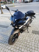 MOTOCAM Bajaj Pulsar RS 200 Siperlik Ön Cam 2015-2025 Model 33cm Siyah Renkli 4mm KISA SPOR CAM thumbnail 3