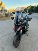 MOTOCAM QJ SRT 900 Siperlik Ön Cam 2023-2025 Model 61cm Füme Renkli 4mm thumbnail 3