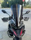 MOTOCAM QJ SRT 900 Siperlik Ön Cam 2023-2025 Model 61cm Siyah Renkli 4mm thumbnail 1