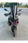 MOTOCAM QJ SRT 800 Siperlik Ön Cam 2023-2025 Model 61cm Siyah Renkli 4mm - 1