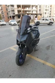 MOTOCAM Yamaha Xmax 250 Siperlik Ön Cam 2023-2025 Model 65cm Füme Renkli 4mm ORTA BOYLU CAM thumbnail 3