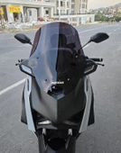 MOTOCAM Yamaha Xmax Techmax Siperlik Ön Cam 2025 Model 52cm Siyah Renkli 4mm Asansörlü thumbnail 1