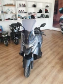 MOTOCAM Motolüx RT2 Ragner Siperlik Ön Cam 2023-2025 Model 56cm Siyah Renkli 4mm UZUN CAM thumbnail 3