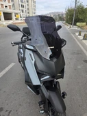MOTOCAM Yamaha Xmax Techmax Siperlik Ön Cam 2025 Model 63cm Siyah Renkli 4mm Asansörlü thumbnail 2