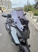 MOTOCAM Yamaha Xmax Techmax Siperlik Ön Cam 2025 Model 63cm Füme Renkli 4mm Asansörlü thumbnail 2