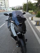 MOTOCAM Yamaha Xmax Techmax Siperlik Ön Cam 2025 Model 52cm Füme Renkli 4mm Asansörlü thumbnail 2