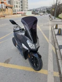 MOTOCAM SYM JET 14 200 Siperlik Ön Cam 2017-2025 Model 65cm Siyah Renkli 4mm UZUN CAM thumbnail 2