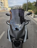 MOTOCAM Yamaha Xmax Techmax Siperlik Ön Cam 2025 Model 63cm Siyah Renkli 4mm Asansörlü thumbnail 1