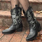 Emaly Siyah Cilt Beyaz İşlemeli Topuklu Çizme thumbnail 4