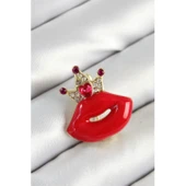 Zirkon Taşlı Kraliçe Taç Detaylı 3D Kırmızı Dudak Figürlü Gold Renk Kadın Broş - 1