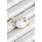 Zirkon Taşlı İnci Detaylı Beyaz 3D Kedi Figürlü Gold Renk Kadın Broş - 1