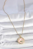 316L Çelik Gold Renk Zincir Pembe Çiçek İşlemeli inci Detay Portre Model Kadın Ke thumbnail 2