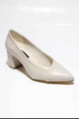 Krem Rengi Sivri Burun Kalın Topuklu Ayakkabı thumbnail 1