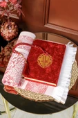 Hediyelik Kuran Seti Rahleli Ahşap Kuran Standı Kadife Kuran İnci Tesbih Seccade Seti thumbnail 3