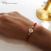 Burca Özel Çiçek Figürlü Kırmızı İpek Örgülü 14 Ayar Altın Plakalı Hediye Bileklik-324 thumbnail 2