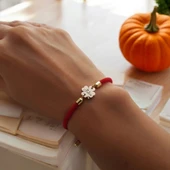 İsme Özel Çiçek Figürlü Kırmızı İpek Örgülü 14 Ayar Altın Plakalı Hediye Bileklik-324 thumbnail 2