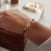Sembole Özel Kırmızı Örgü İpli 14 Ayar Altın Plakalı Yaprak Motifli Hediye Bileklik-325 thumbnail 2
