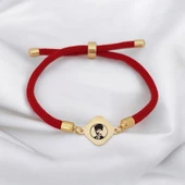 Sembole Özel Kırmızı İpek Örgülü 14 Ayar Altın Plakalı Eşkenar Dörtgenli Hediye Bileklik-326 thumbnail 1