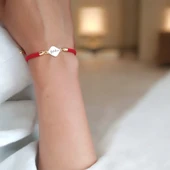 İsme Özel Eşkenar Dörtgenli Kırmızı İpek Örgülü 14 Ayar Altın Plakalı Hediye Bileklik-326 thumbnail 2