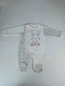 0-3 3-6 Ay Minik Tavşan Nakışlı Boydan Çıtçıt Kapamalı Kız Erkek Bebek Tulumu thumbnail 1