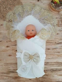 Yenidoğan Titi Taç Nakışlı Plazma Taşlı Güpürlü Çift Fiyonk Duvaklı Trilüks Kundak Bebek Battaniyesi thumbnail 1