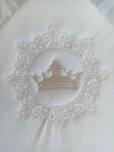 Yenidoğan Sahra Taç Nakışlı Plazma Taşlı Güpürlü Fiyonklu Duvaklı Trilüks Kundak Bebek Battaniyesi - 5