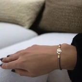 Sembole Özel Kahverengi İpek Örgülü 14 Ayar Altın Plakalı Kalp Motifli Hediye Bileklik-347 thumbnail 2