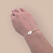 Harfe Özel 14 Ayar Altın Plakalı Kalp Figürlü Zincirli Beyaz Taş Desenli Hediye Bileklik-350 thumbnail 2