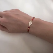 İsme Özel Kalp Motifli Zincirli Kırmızı Taş Desenli 14 Ayar Altın Plakalı Hediye Bileklik-349 thumbnail 1