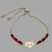 İsme Özel Kalp Motifli Zincirli Kırmızı Taş Desenli 14 Ayar Altın Plakalı Hediye Bileklik-349 thumbnail 2
