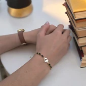 Sembole Özel Zincirli Siyah Taş Desenli 14 Ayar Altın Plakalı Kalp Motifli Hediye Bileklik-351 thumbnail 2