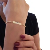 Harfe Özel 14 Ayar Altın Plakalı Dikdörtgen Motifli Zincirli Beyaz Taş Desenli Hediye Bileklik-355 thumbnail 2