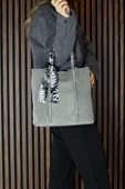 Erkan Saçmacı Gri Hakiki Dana Süet Manyetik Kapaklı Fermuarlı İç Cepli Askılı Büyük Boy Günlük Omuz Çantası - 3