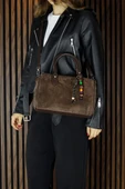 Erkan Saçmacı Kahve Hakiki Dana Süet Fermuarlı İç Cepli Askılı Boncuk Aksesuarlı Günlük Büyük Boy Omuz Çantası - 1
