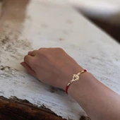 İsme Özel Sevimli Minik Kuş Figürlü Kırmızı İpek Örgülü 14 Ayar Altın Plakalı Hediye Bileklik-363 thumbnail 2