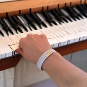 İsme Özel Yaprak Figürlü Hakiki Beyaz Derili 14 Ayar Altın Plakalı Hediye Bileklik-376 thumbnail 1