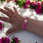 İsme Özel Çiçek Figürlü Doğal Pembe Derili 14 Ayar Altın Plakalı Hediye Bileklik-383 - 1