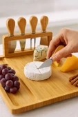 5 Parça Bambu Peynir Sunum Tahtası Seti – Bıçak, Çatal ve Spatulalı Şık Peynir Kesim Panosu - 3