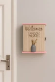 Ahşap Anahtarlık Kutusu – “Welcome Home” Yazılı ve Vazolu Dekoratif Duvar Askısı BR-6633 thumbnail 1