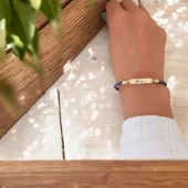 İsme Özel Dikdörtgen Figürlü Doğal Mor Derili 14 Ayar Altın Plakalı Hediye Bileklik-412 thumbnail 2