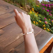 İsme Özel Dikdörtgen Motifli Beyaz İpek Örgülü 14 Ayar Altın Plakalı Hediye Bileklik-413 thumbnail 2