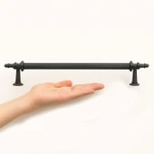 Ovacık Çizgili Mat Siyah 320 mm Metal Çekmece Dolap Kulpu Modern Tasarım Şık Mobilya Aksesuarı thumbnail 4