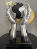 Dekoratif Dünya Tutan El Biblo İki El Arasında Dünya Heykel thumbnail 1