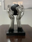 Dekoratif Dünya Tutan El Biblo İki El Arasında Dünya Heykel thumbnail 5