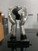 Dekoratif Dünya Tutan El Biblo İki El Arasında Dünya Heykel thumbnail 3