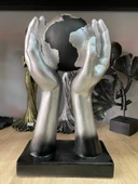 Dekoratif Dünya Tutan El Biblo İki El Arasında Dünya Heykel thumbnail 4