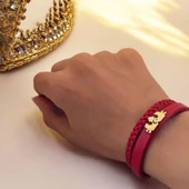 Sembole Özel Koyu Kırmızı Derili 14 Ayar Altın Plakalı Taç Figürlü Hediye Bileklik-470 thumbnail 2