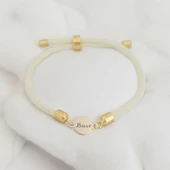 İsme Özel Yuvarlak Figürlü Beyaz Örgü İpli 14 Ayar Altın Plakalı Hediye Bileklik-476 thumbnail 1